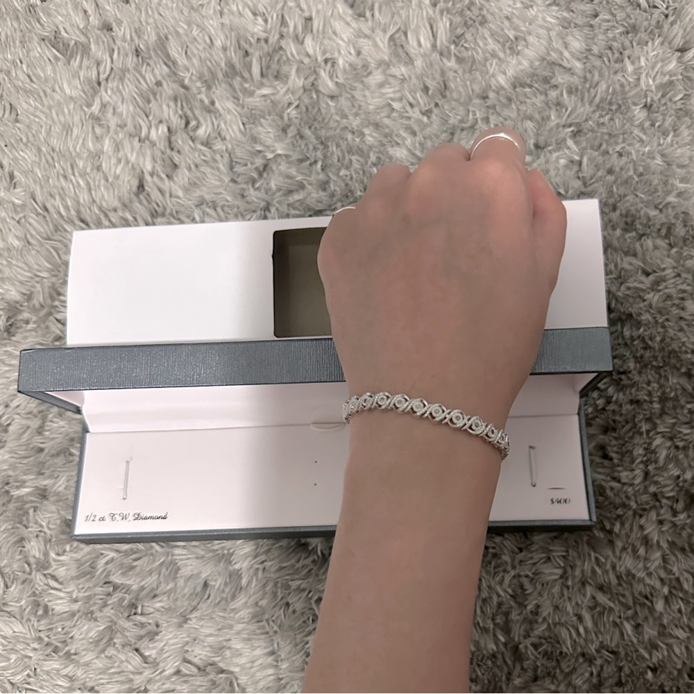 1/2 Carat Diamond Bracelet.Diamond Color Rating Code: J
Diamond Clarity: I3